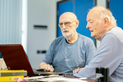 Starije osobe i tehnologija: Nije problem koristiti AI, nego kako to raditi sigurno