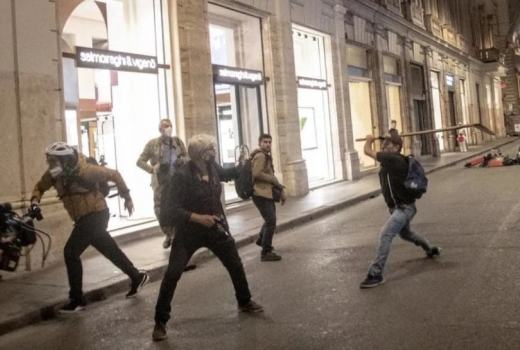 Novinari koji izvještavaju sa protesta protiv “zelenih pasoša” u Italiji izloženi nasilju