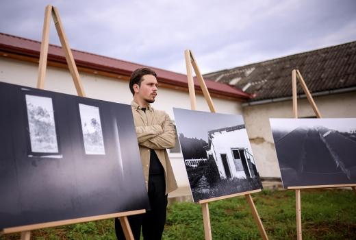 Na mjestu logora Trnopolje predstavljena izložba fotografija “Zidovi” autora Nidala Šaljića