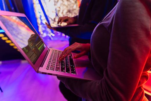 Borba protiv digitalnog nasilja između sigurnosti i kontrole nad slobodom govora