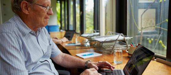 Između povjerenja i manipulacije: Kako AI zavarava (i) starije osobe