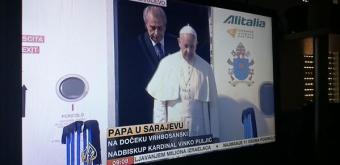 Papa vas ne gleda